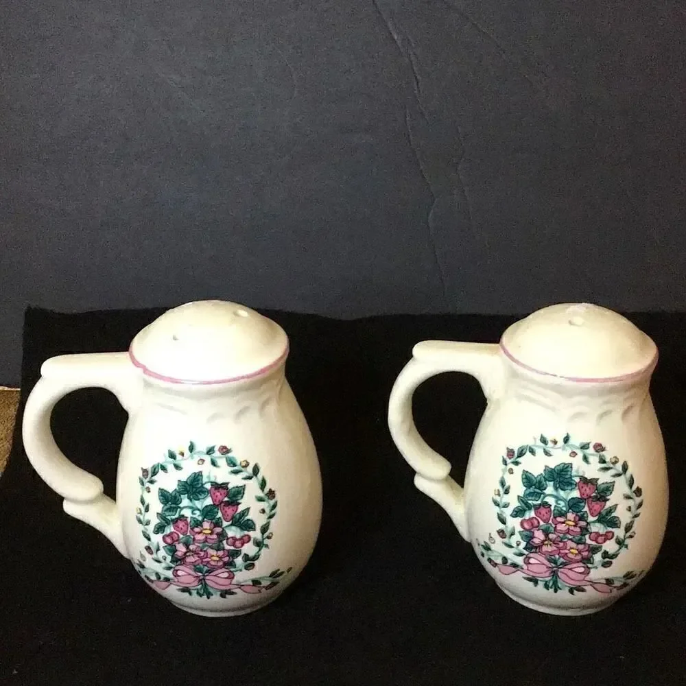 Beautiful vintage Berry, vine, and bouquet, salt, and pepper shakers ￼￼